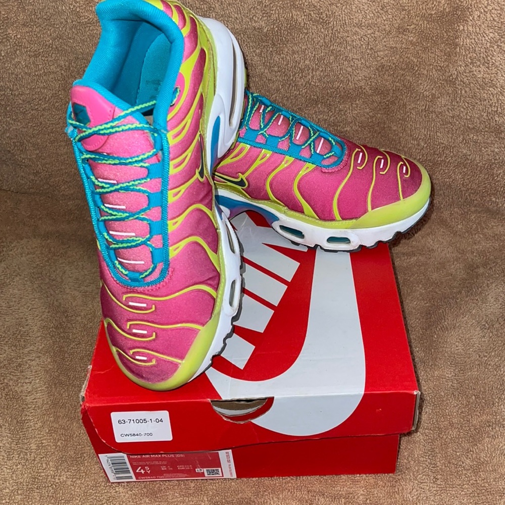Nike Air Max Plus, Volt/Iron Grey-Pink Blast Volt/Rose Blast, 4.5Y